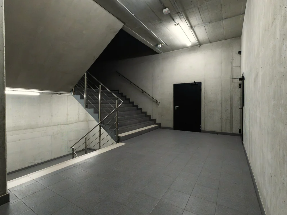 Grijze betonnen trap in een lege hal