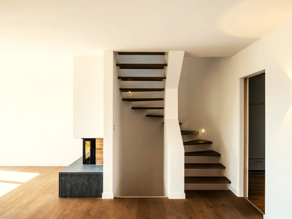 Trap met lichte treden tegen een witte wand