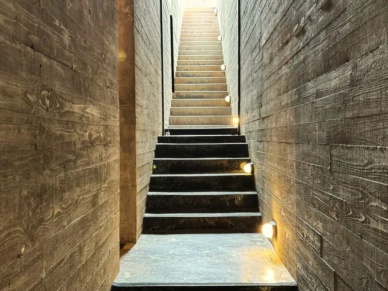 Trap met verlichting in de wand langs de treden